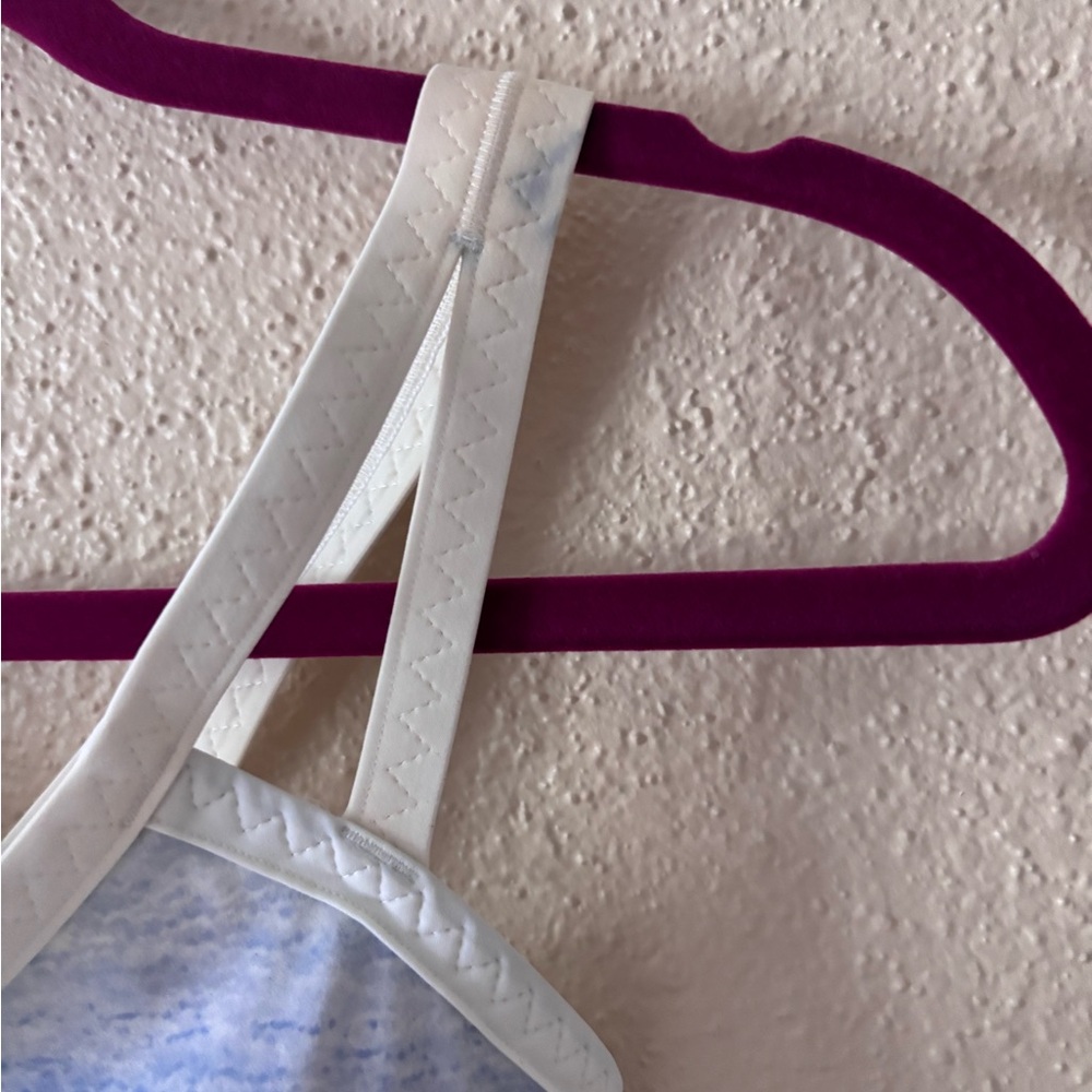 Lululemon Water Bound Bra in Ombre Wave White Navy, size 6 - Picture 8 of 9